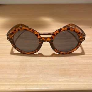 Tortoiseshell plastic Quay sunglasses - great condition.